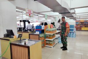 Pastikan Harga Normal, Babinsa Sriwedari Laksanakan Pengecekan ke Swalayan Sami Luwes