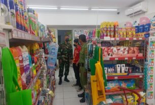 Pastikan Kestabilan Harga Sembako, Babinsa Sumber Cek Harga Pangan di Indomaret