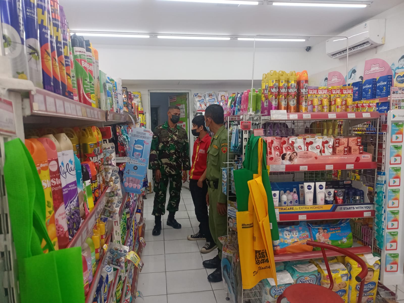 Pastikan Kestabilan Harga Sembako, Babinsa Sumber Cek Harga Pangan di Indomaret