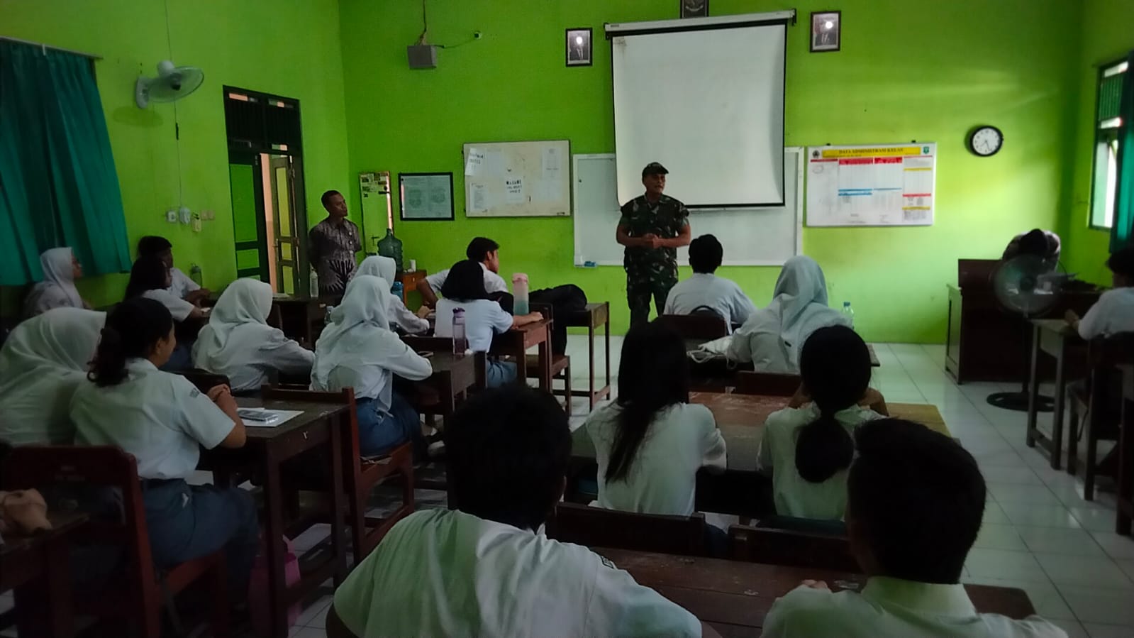 Peduli Generasi Muda, Bati Bakti TNI Koramil 03 Serengan Berikan Pengarahan Kepada Siswa Siswi SMA 7 Surakarta