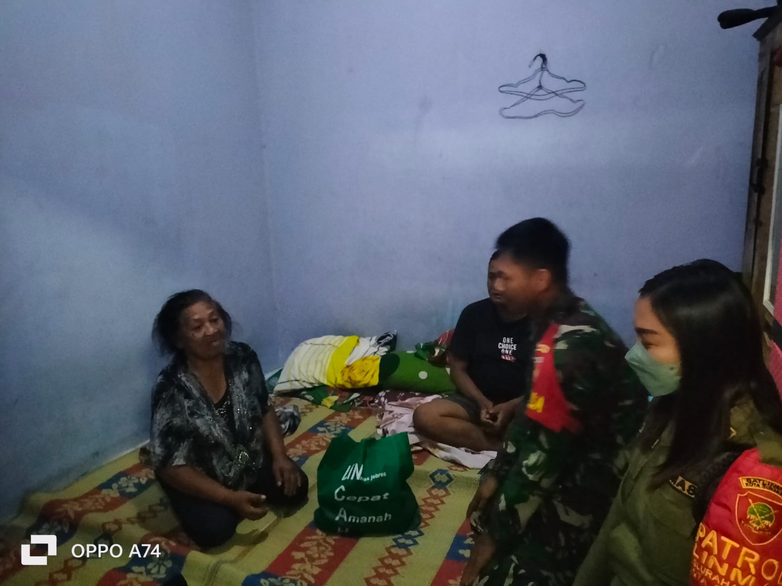 Peduli Kemanusiaan, Babinsa Jebres Bersama Linmas Bagikan Sembako Gratis Kepada Warga Kurang Mampu