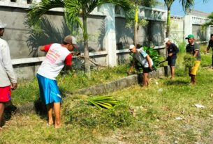 Peduli Lingkungan, Babinsa Karangasem Bersama Masyarakat Kerja Bakti Bersihkan Fasilitas Umum