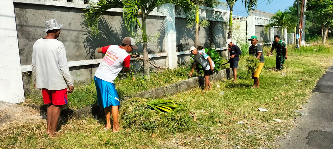 Peduli Lingkungan, Babinsa Karangasem Bersama Masyarakat Kerja Bakti Bersihkan Fasilitas Umum
