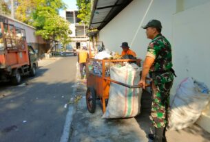Peduli Lingkungan , Bati Bakti TNI Bersama DKP Bersihkan Sampah Warga