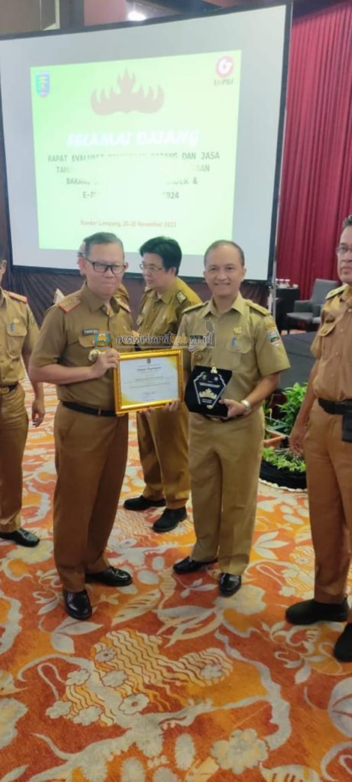 Pemkab Pesibar terima penghargaan dari Pemprov, Kategori Penyerapan Produk dalam Negeri tertinggi di Lampung