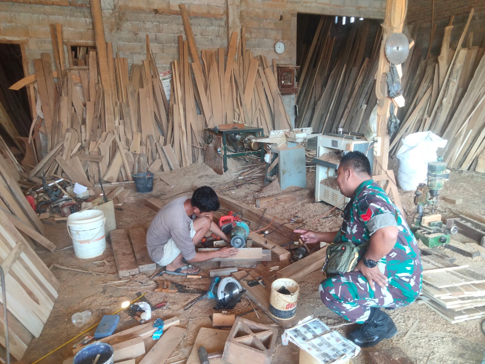 Pengrajin Kayu Jadi Sasaran Komsos Babinsa Kelurahan Pajang, Ini Alasannya