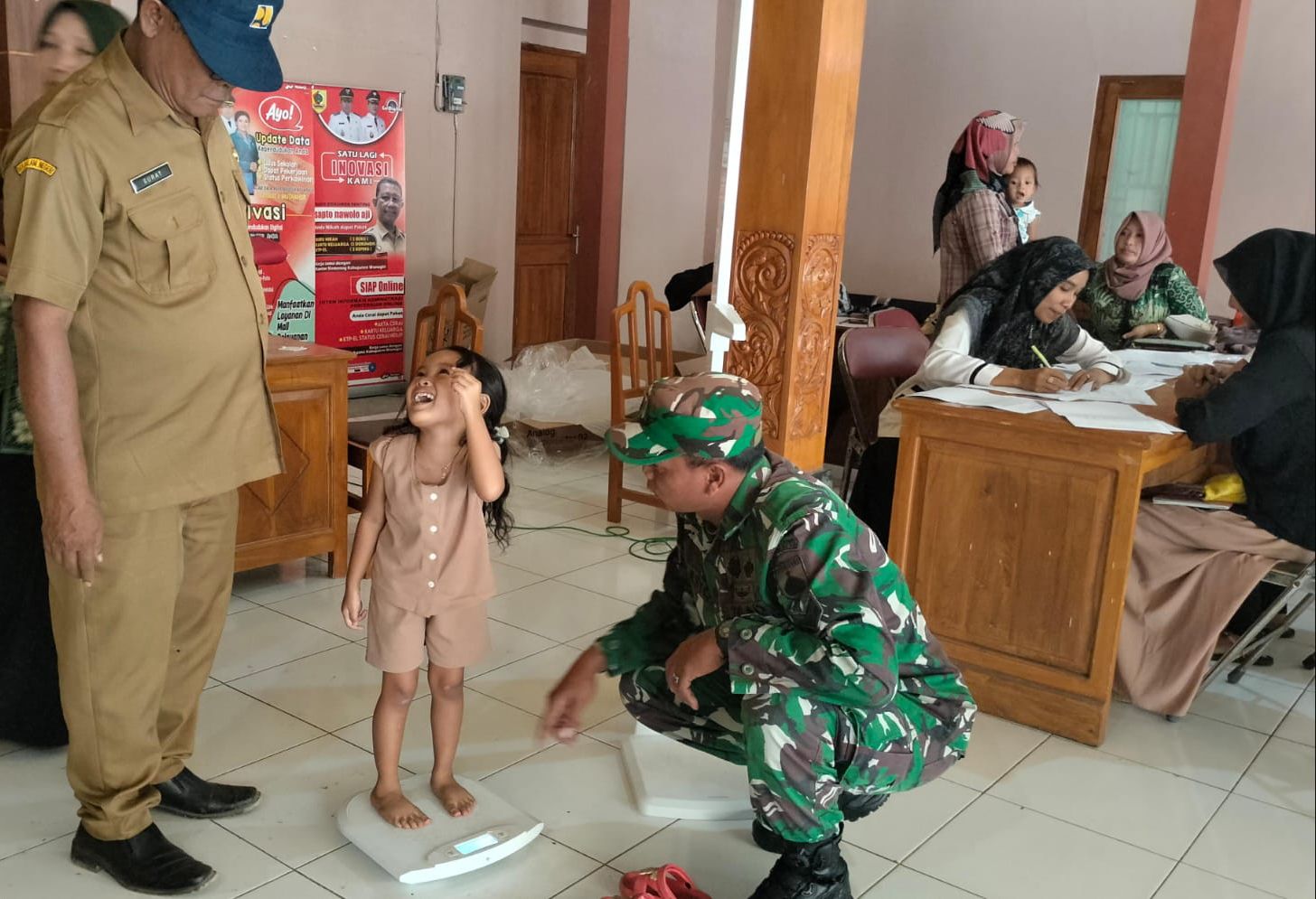 Peran Aktif Babinsa Dampingi Posyandu Di Desa Binaan