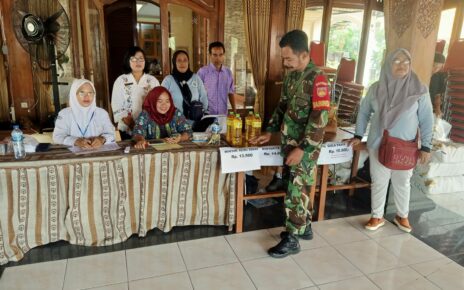 Peran Aktif Babinsa Pucangsawit Dalam Pelaksanaan Operasi Pasar Dan Mengecek Kestabilan Harga Pangan