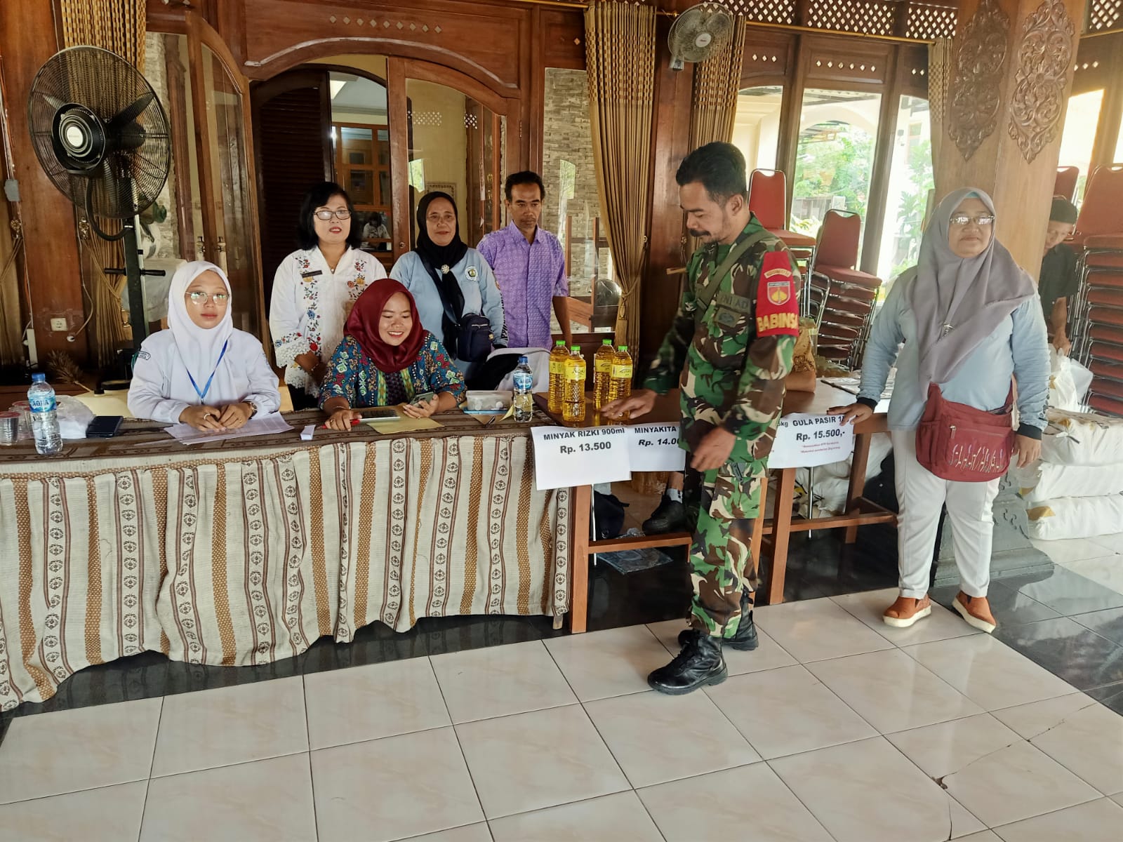 Peran Aktif Babinsa Pucangsawit Dalam Pelaksanaan Operasi Pasar Dan Mengecek Kestabilan Harga Pangan