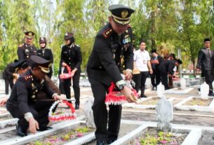 Peringatan Hari Pahlawan, Dandim Bojonegoro Hadiri Upacara Ziarah Nasional dan Tabur Bunga