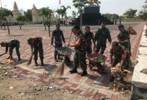 Peringati Hari Pahlawan, Anggota Koramil 04/Jebres Kerja Bakti di TMP Kusuma Bakti Juruq