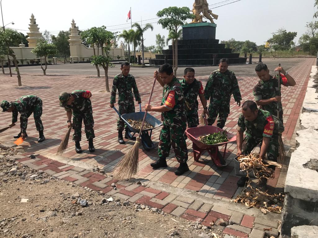 Peringati Hari Pahlawan, Anggota Koramil 04/Jebres Kerja Bakti di TMP Kusuma Bakti Juruq