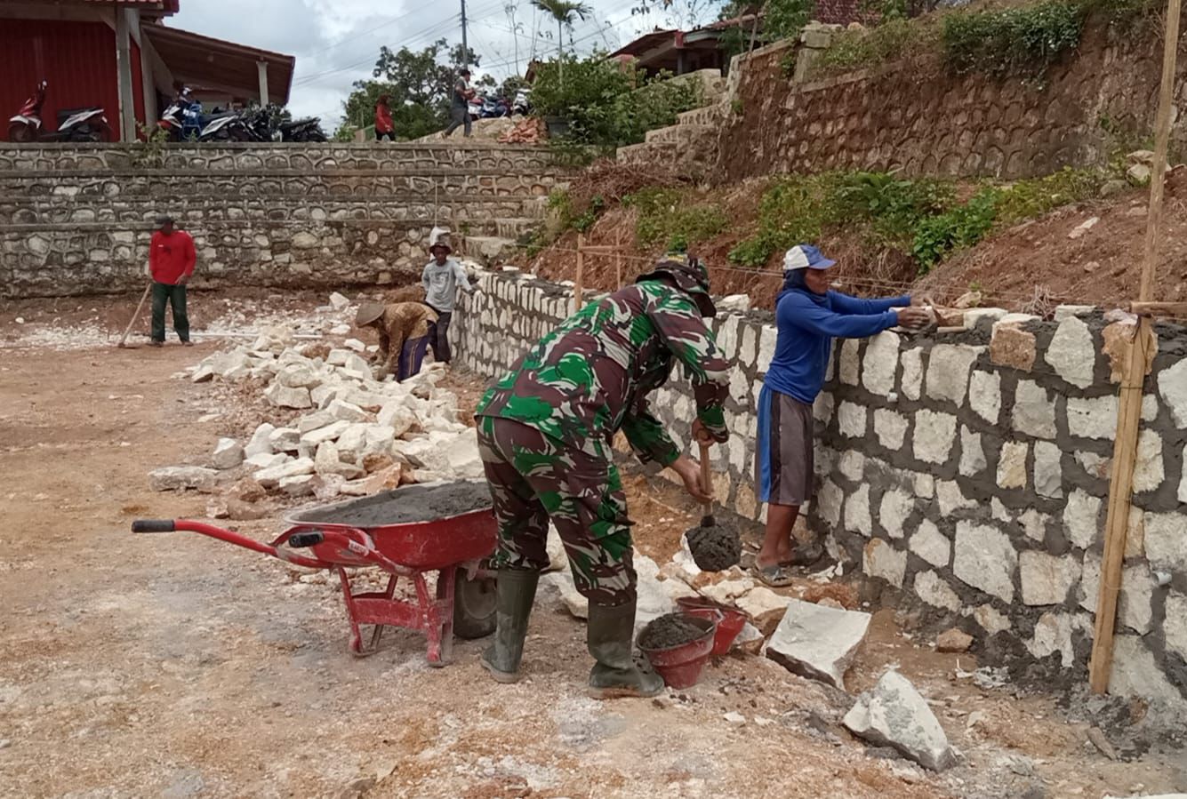 Perkokoh Kemanunggalan TNI-Rakyat, Babinsa Tukulrejo Turut Gotong-Royong Bersama Warga