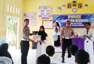 Polisi Berikan Penyuluhan Kepada Ratusan Pelajar SMP Negeri 3 Banjar Agung