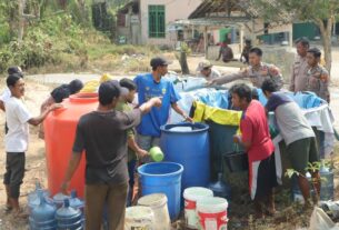 Polisi Di Bandar Lampung Kembali Distribusikan Air Bersih Ke Warga Kedaung