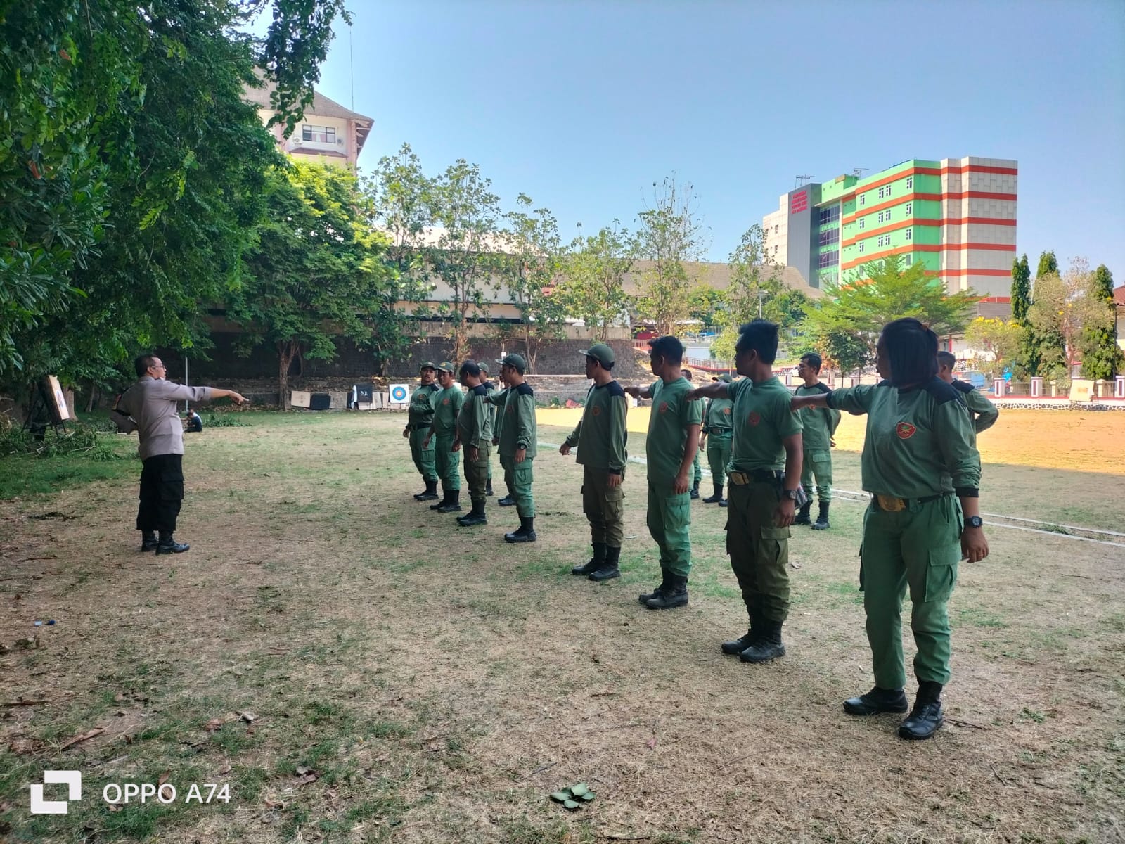 Pupuk Jiwa Korsa, Babinsa Jebres Latihkan Kedisplinan Linmas