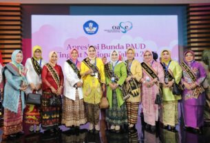 Riana Sari Arinal Terima Penghargaan Wiyata Darma Madya dari Kemendikbud
