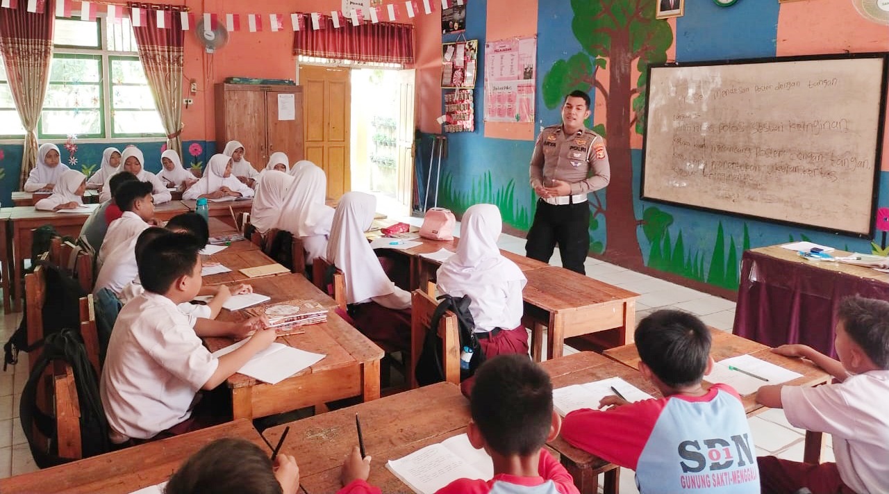 Satlantas Polres Tulang Bawang Berikan Edukasi Sejak Dini Kepada Ratusan Pelajar SD Negeri 1 Gunung Sakti