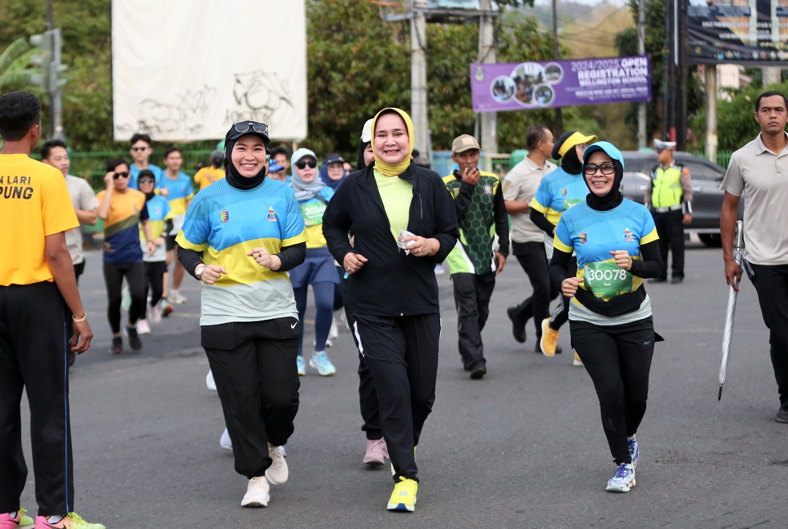 Sekdaprov Fahrizal dan Ketua TP PKK Ibu Riana Sari Arinal Lepas Peserta Lampung Half Marathon 2023