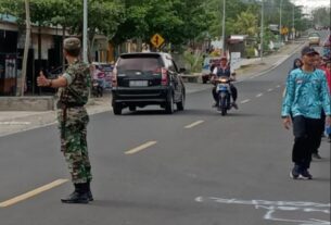 Selain Mengikuti, Personil Koramil 09/Giritontro Juga Amankan Jalan Sehat HUT PGRI