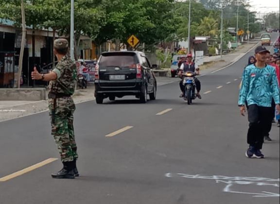 Selain Mengikuti, Personil Koramil 09/Giritontro Juga Amankan Jalan Sehat HUT PGRI