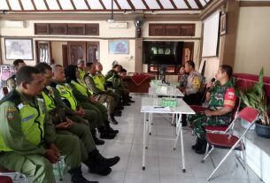 Sinergitas Babinsa Banyuanyar Bersama Bhabinkamtibmas Berikan Pembekalan Kepada Linmas