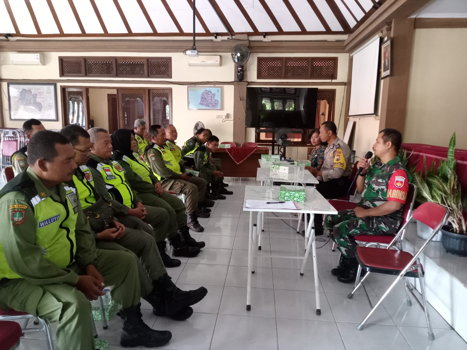 Sinergitas Babinsa Banyuanyar Bersama Bhabinkamtibmas Berikan Pembekalan Kepada Linmas