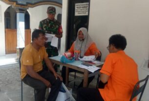Tekan Angka Stunting, Babinsa Mlopoharjo Dampingi Penyaluran Bantuan Kepada Keluarga Rawan Stunting