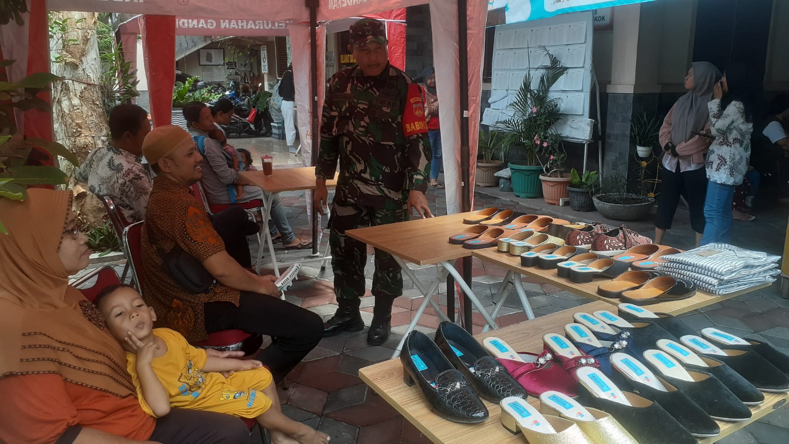 Tingkatkan Perekonomian Wilayah, Babinsa Gandekan Berikan Motivasi Kepada Pelaku UMKM Pengrajin Sandal Slop