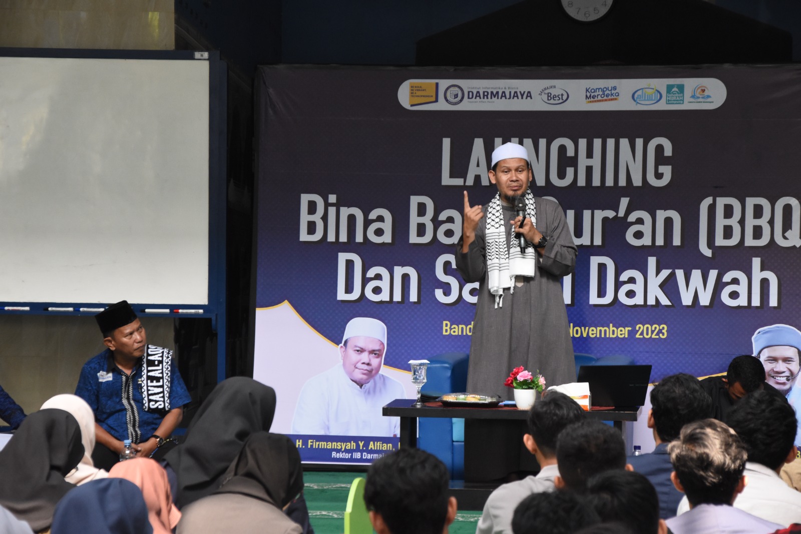 Ustaz Rahmat Baequni Ajak Mahasiswa IIB Darmajaya Bantu Palestina dengan Jihad Tuntun Ilmu di Bangku Kuliah