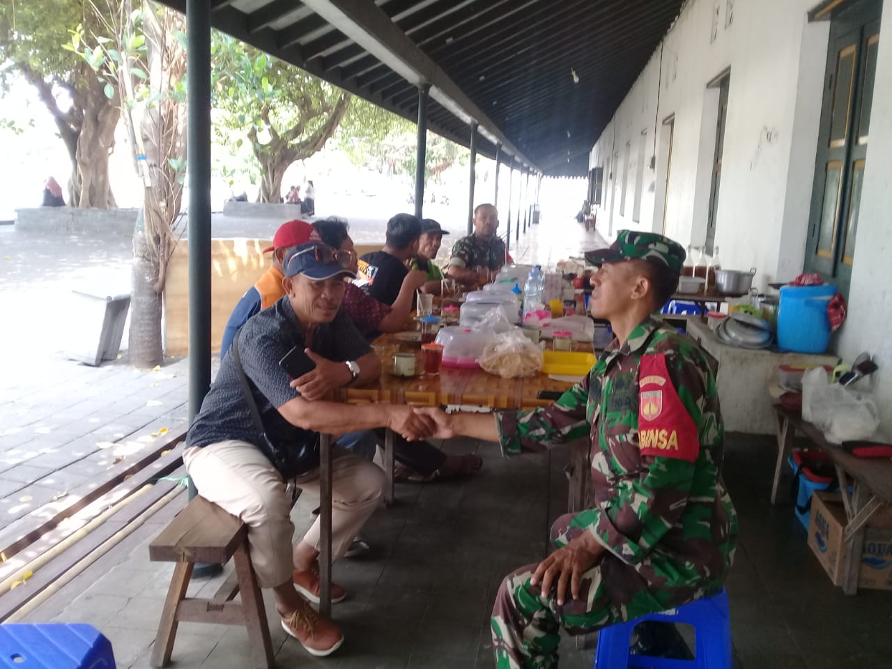 Warung Makan di Pamedan Mangkunegaran, Jadi Sasaran Komsos Babinsa Keprabon