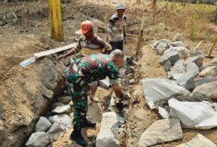 Wujud Nyata, Babinsa ikut Gotong Royong Pembagunan Talud