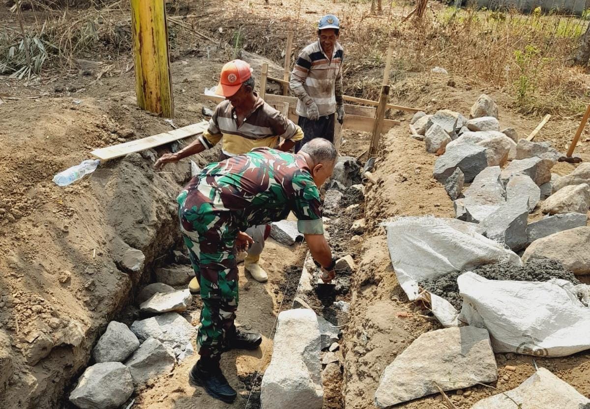 Wujud Nyata, Babinsa ikut Gotong Royong Pembagunan Talud