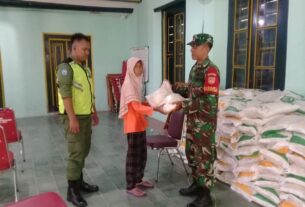 Yakinkan Tepat Sasaran, Babinsa Keprabon Beserta Bhabinkamtibmas Bantu Pendistribusian Bantuan Beras di Wilayah binaan