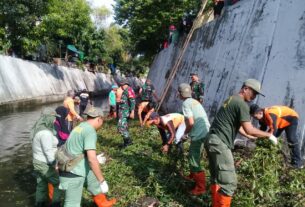 Cegah Banjir, Koramil 02/Banjarsari Beserta Instansi Terkait Laksanakan Kerja Bakti Resik - resik Kali Pepe