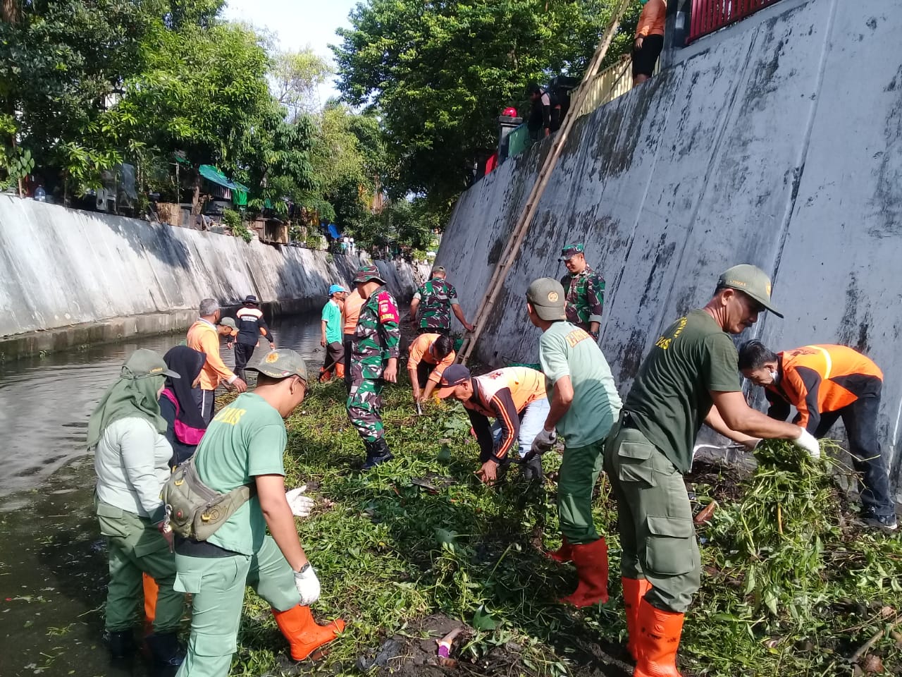 Cegah Banjir, Koramil 02/Banjarsari Beserta Instansi Terkait Laksanakan Kerja Bakti Resik - resik Kali Pepe
