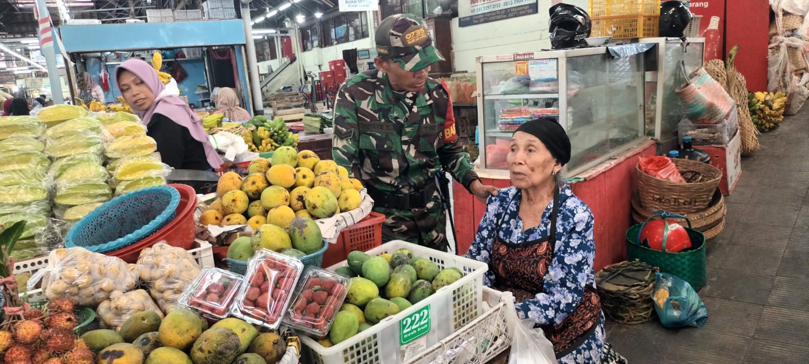 Ada Maksud Apa Babinsa Sudiroprajan Sambangi Pedagang Pasar Gede Solo, Ini Jawabannya