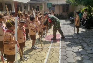 Babinsa Gandekan Berikan Motivasi Dalam Giat Pramuka Anak-anak Sekolah Dasar