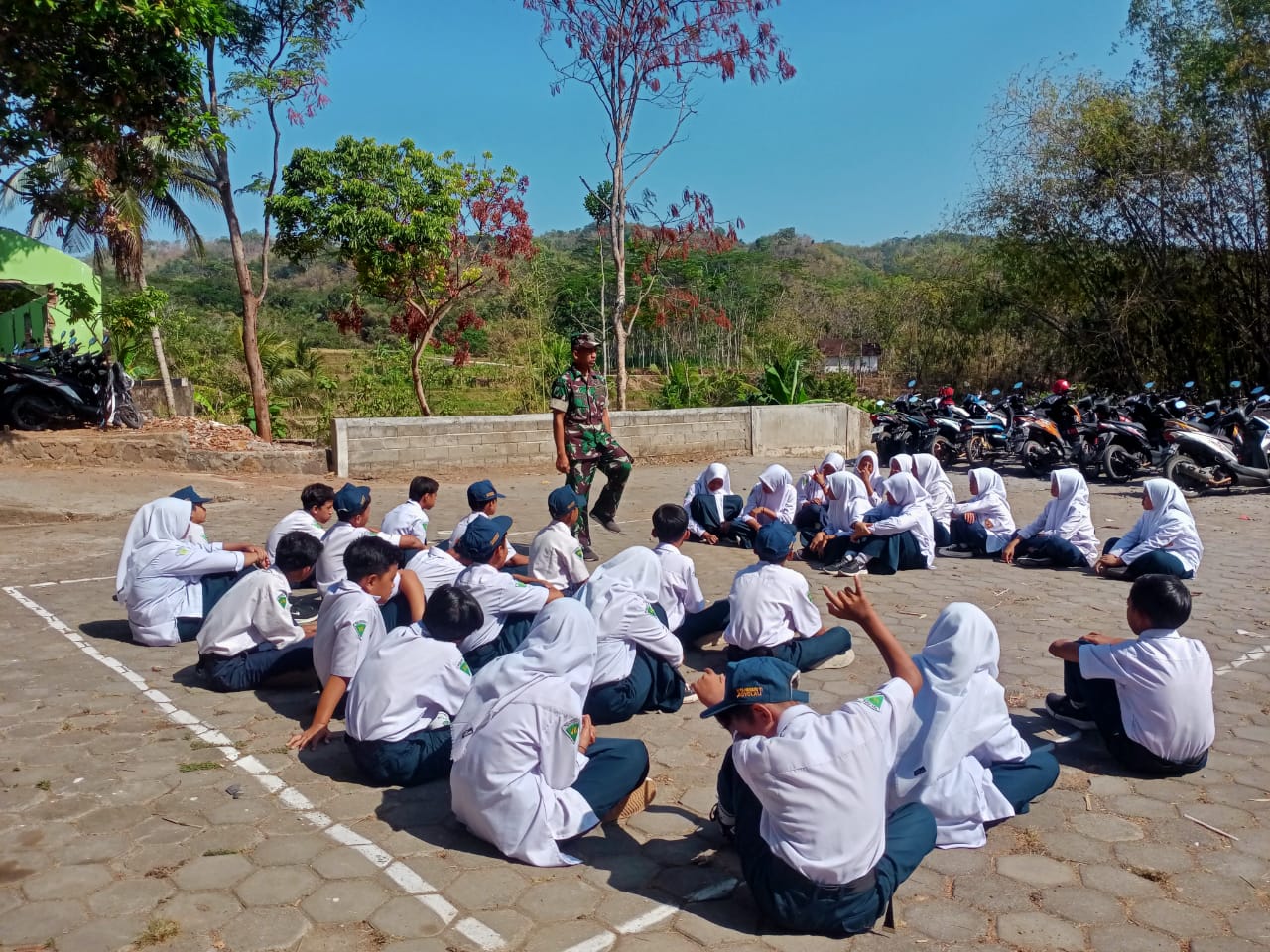 Babinsa Simo Berikan Materi Wasbang Siswa MTS