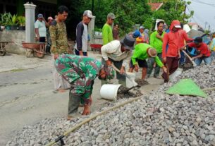 Babinsa dan Warga Gotong Royong Cor Jalan Desa