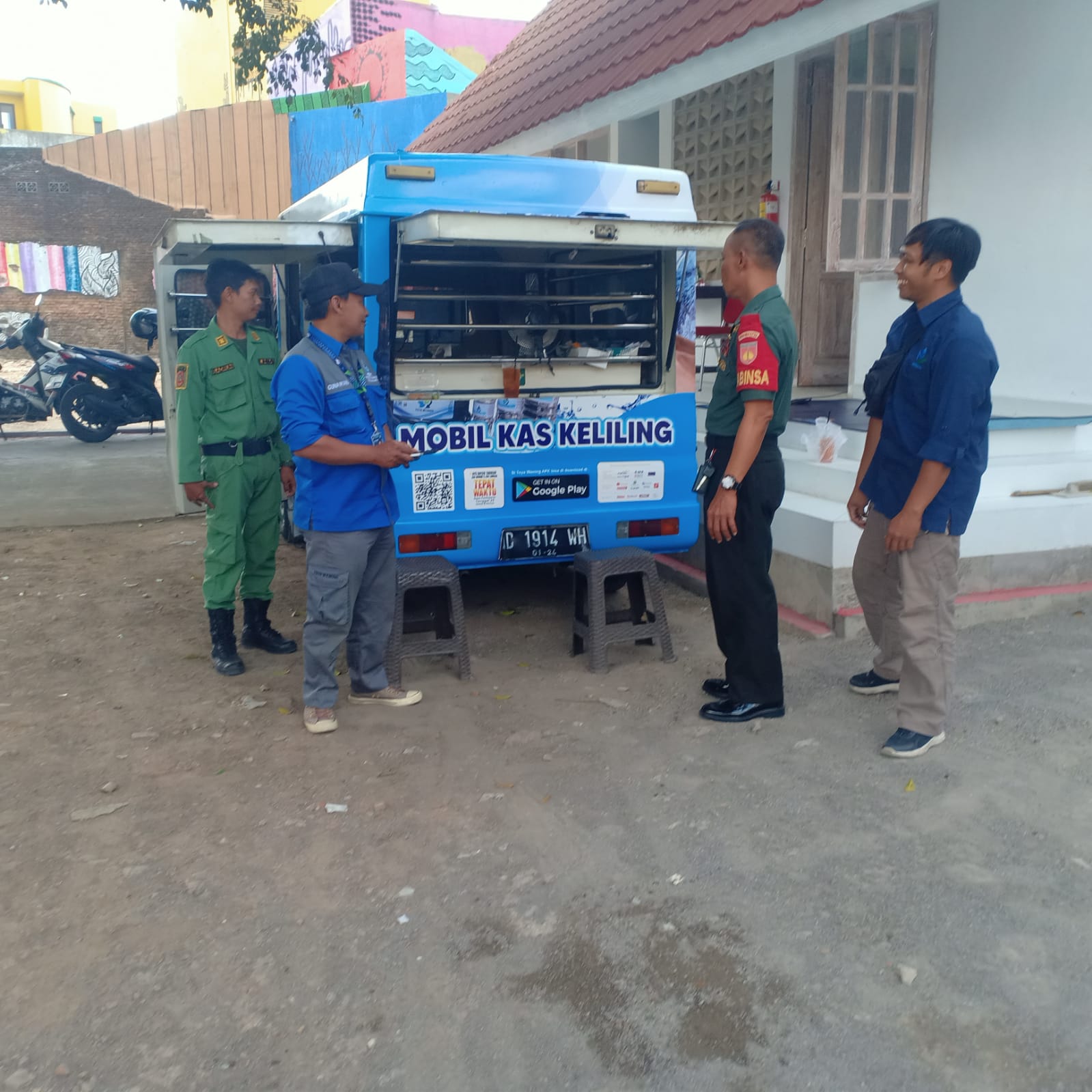 Bangun Kedekatan Dan Keakraban, Babinsa Sondakan Komsos Dengan Petugas Mobil Loket PDAM