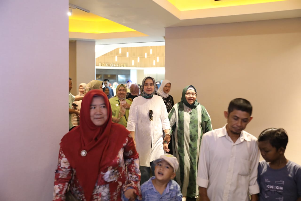 Berbagi Kebahagiaan dengan Penderita Thalasemia, Ibu Riana Sari Arinal Nonton Bareng Bersama Sahabat Thalasemia di Cinema XXI Mall Boemi Kedaton