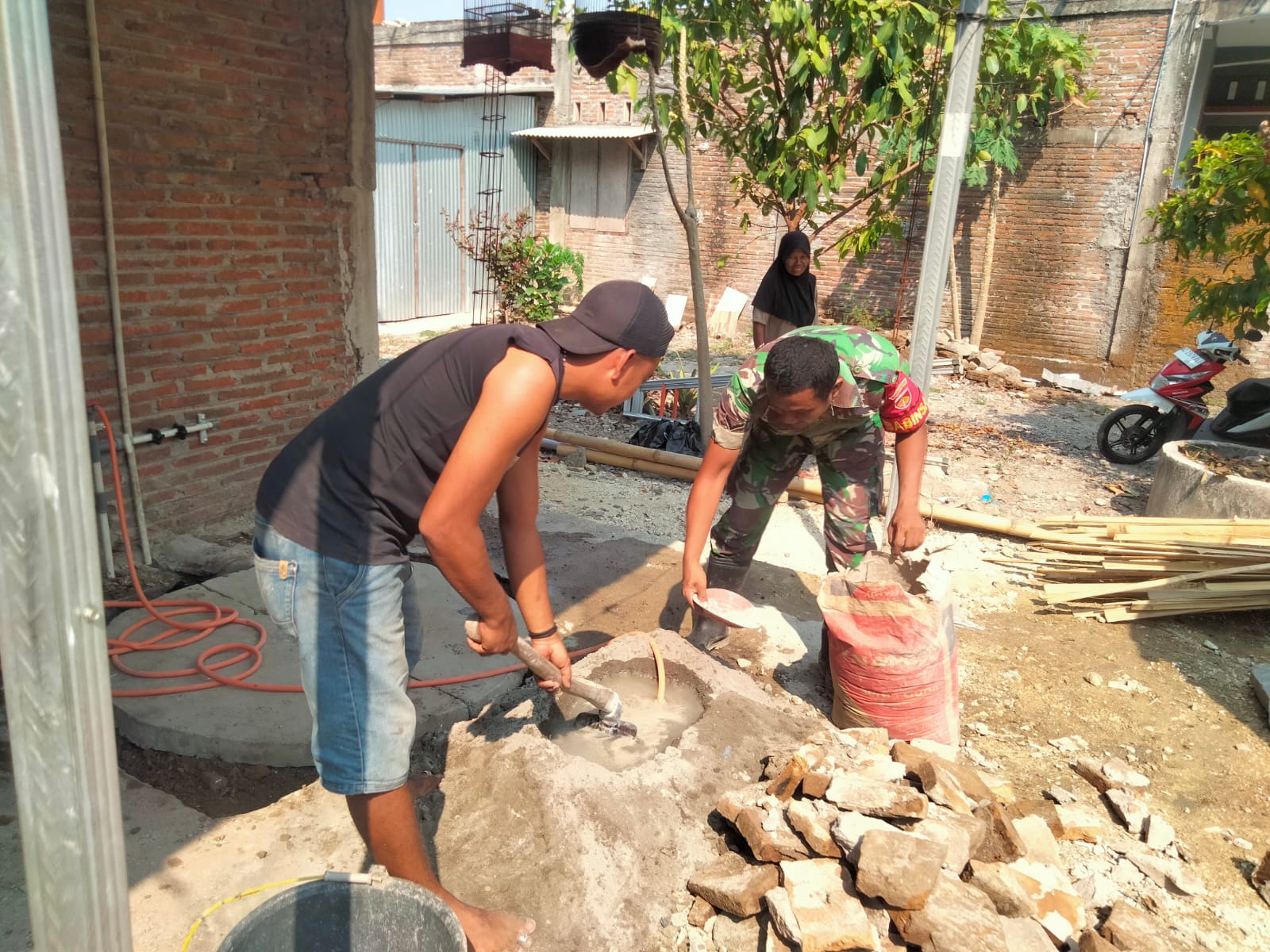 Berperan Dalam Kegiatan apapun, Babinsa Bantu Plester Rumah Warga