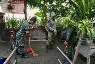 Bersama Staf Kelurahan Dan Linmas, Babinsa Nusukan Laksanakan Kerja Bhakti Bersihkan Lingkungan