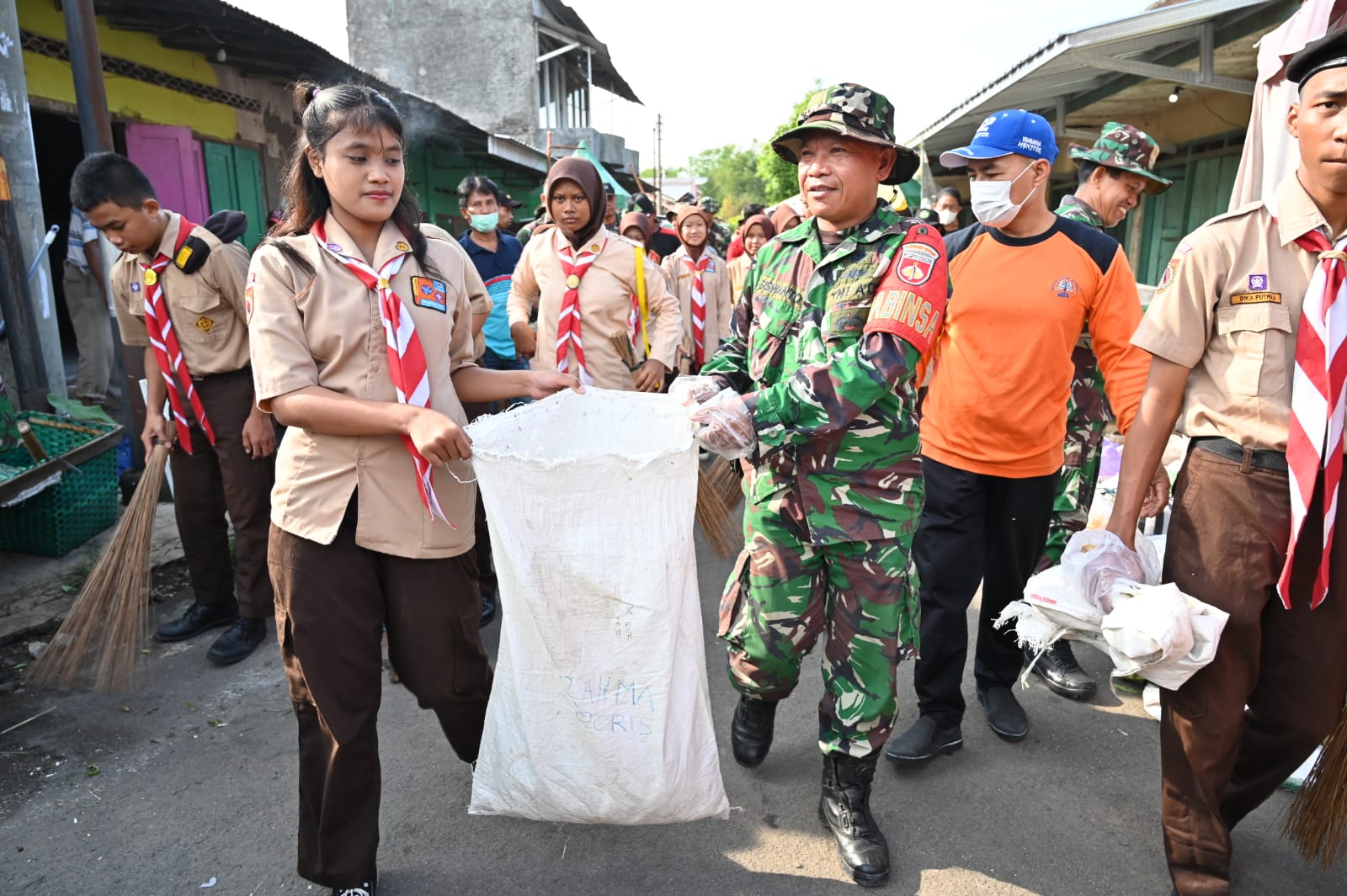 Bersih Pasar Mulur, Kodim 0726/Sukoharjo Gelar Karya Bakti TNI gandeng berbagai elemen masyarakat