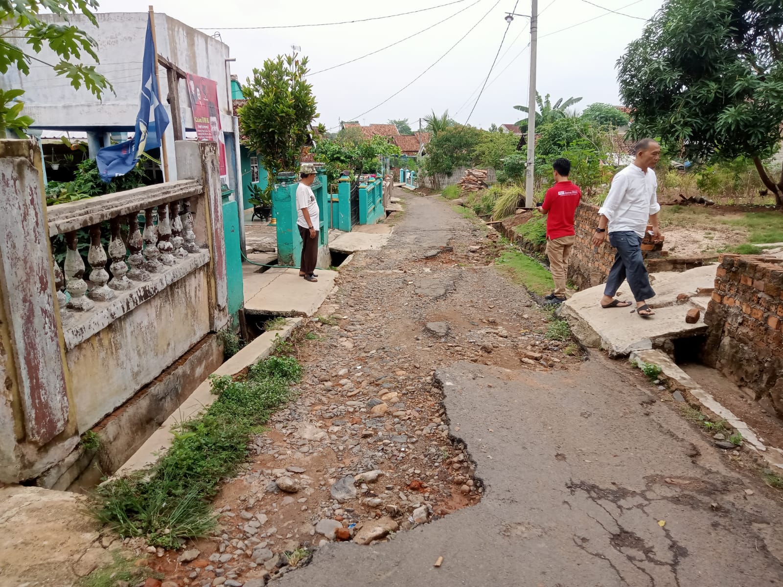 Bertahun tahun menikmati jalan rusak, Warga di Lampura harapkan perhatian