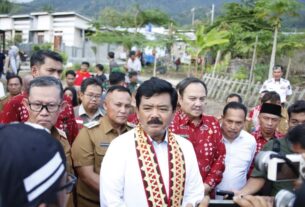 Bupati Lampung Selatan Bersama Menteri ATR/BPN RI Serahkan 353