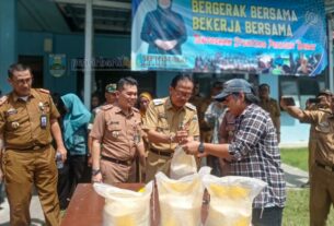 Bupati pesibar buka operasi pasar beras bersubsidi dalam rangka pengendalian inflasi.