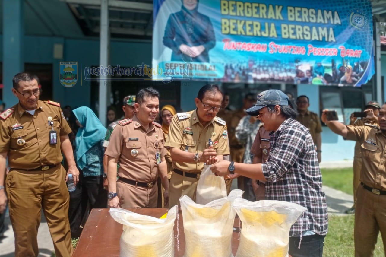 Bupati pesibar buka operasi pasar beras bersubsidi dalam rangka pengendalian inflasi.