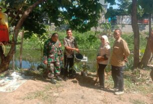 Cegah Banjir Dan Erosi, Danramil 04/Jebres Pelopori Penanaman Bibit Pohon di Bantaran Kalianyar